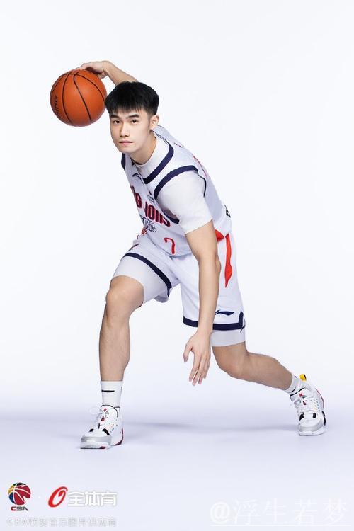 广州男篮发布新赛季球队定妆照,展现多样组合风采 广州男篮发布新赛季球队定妆照,展现多样组合风采