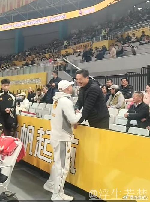 揭幕战温馨一幕！李春江受邀观看广厦总冠军颁奖仪式，受到热烈欢迎